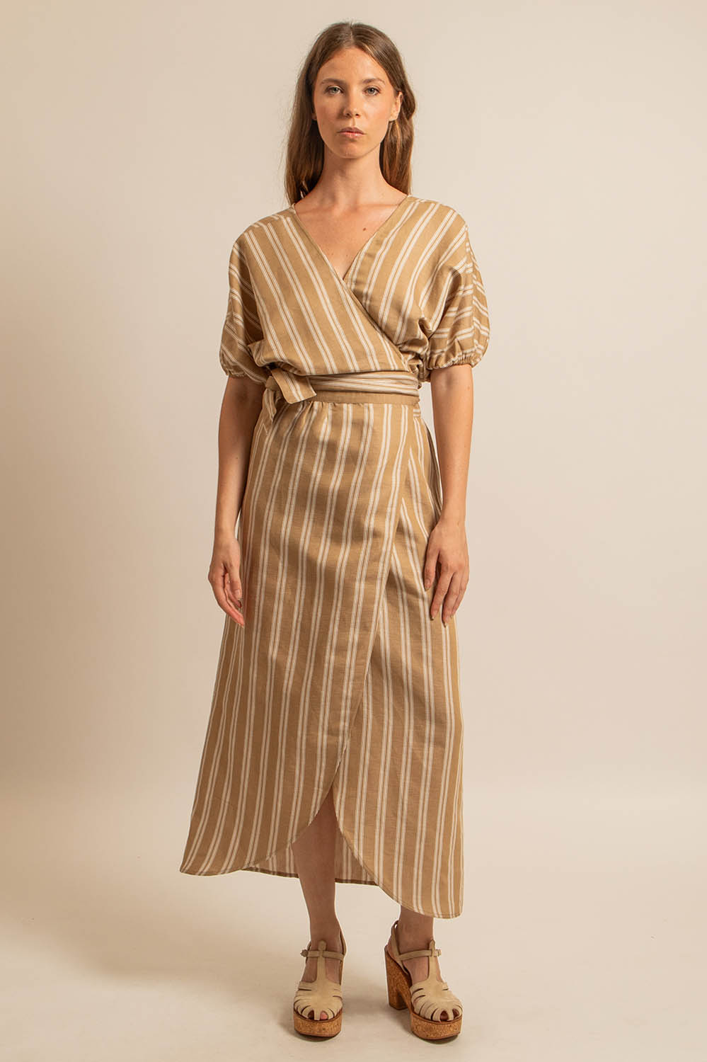 robe longue cache-cœur en lin et coton à rayures, fabriquée en France