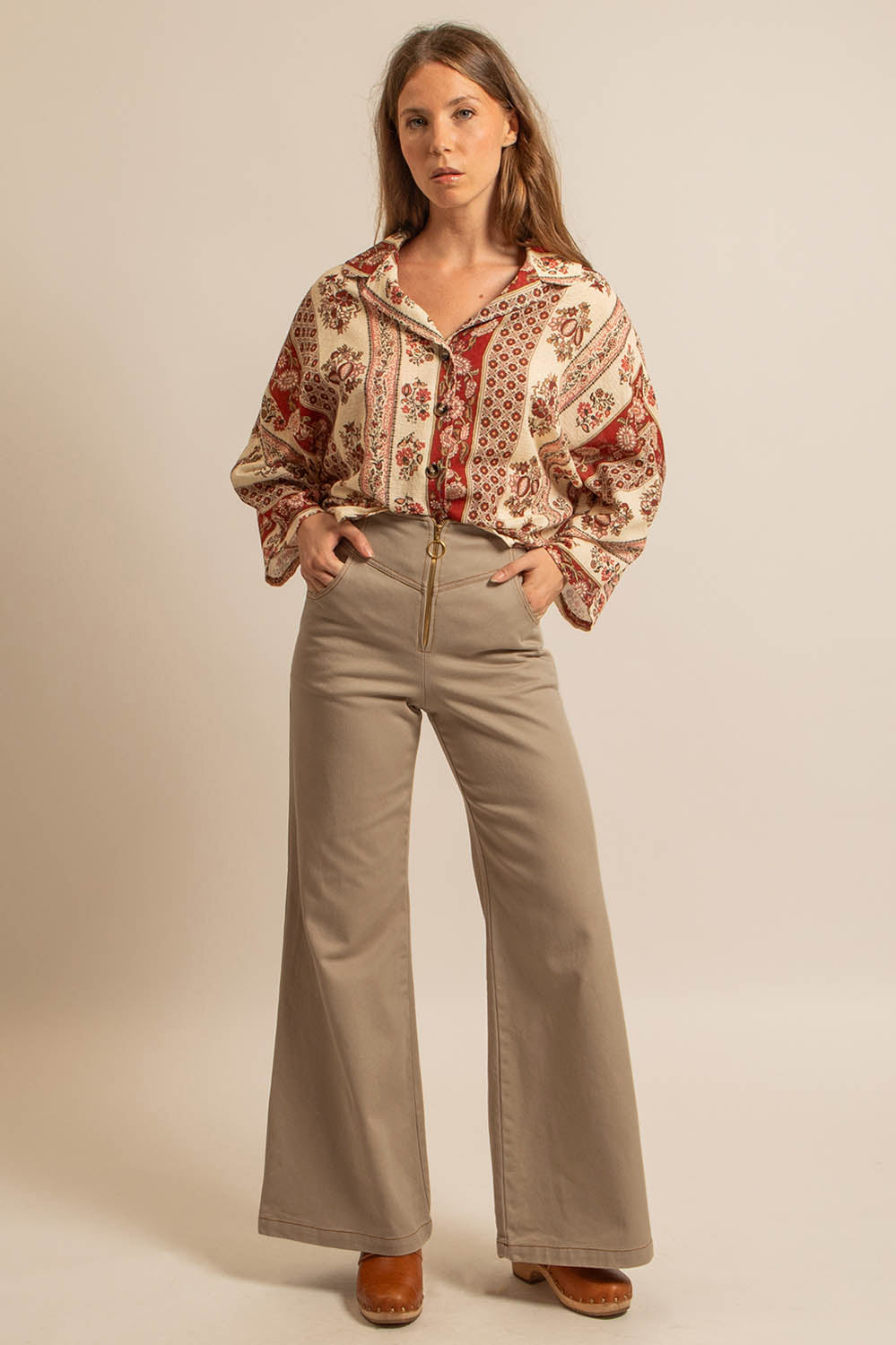 pantalon en denim beige taille haute coupe flare, fabriqué en France