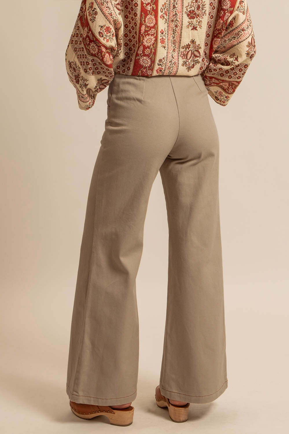 pantalon en denim beige taille haute coupe flare, fabriqué en France