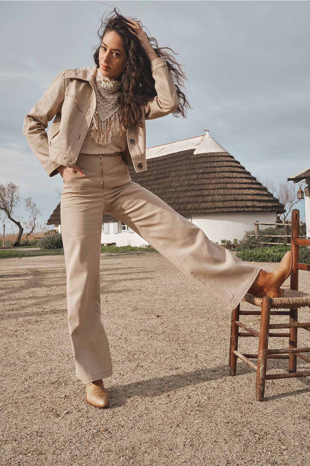 pantalon en denim beige taille haute coupe flare, fabriqué en France