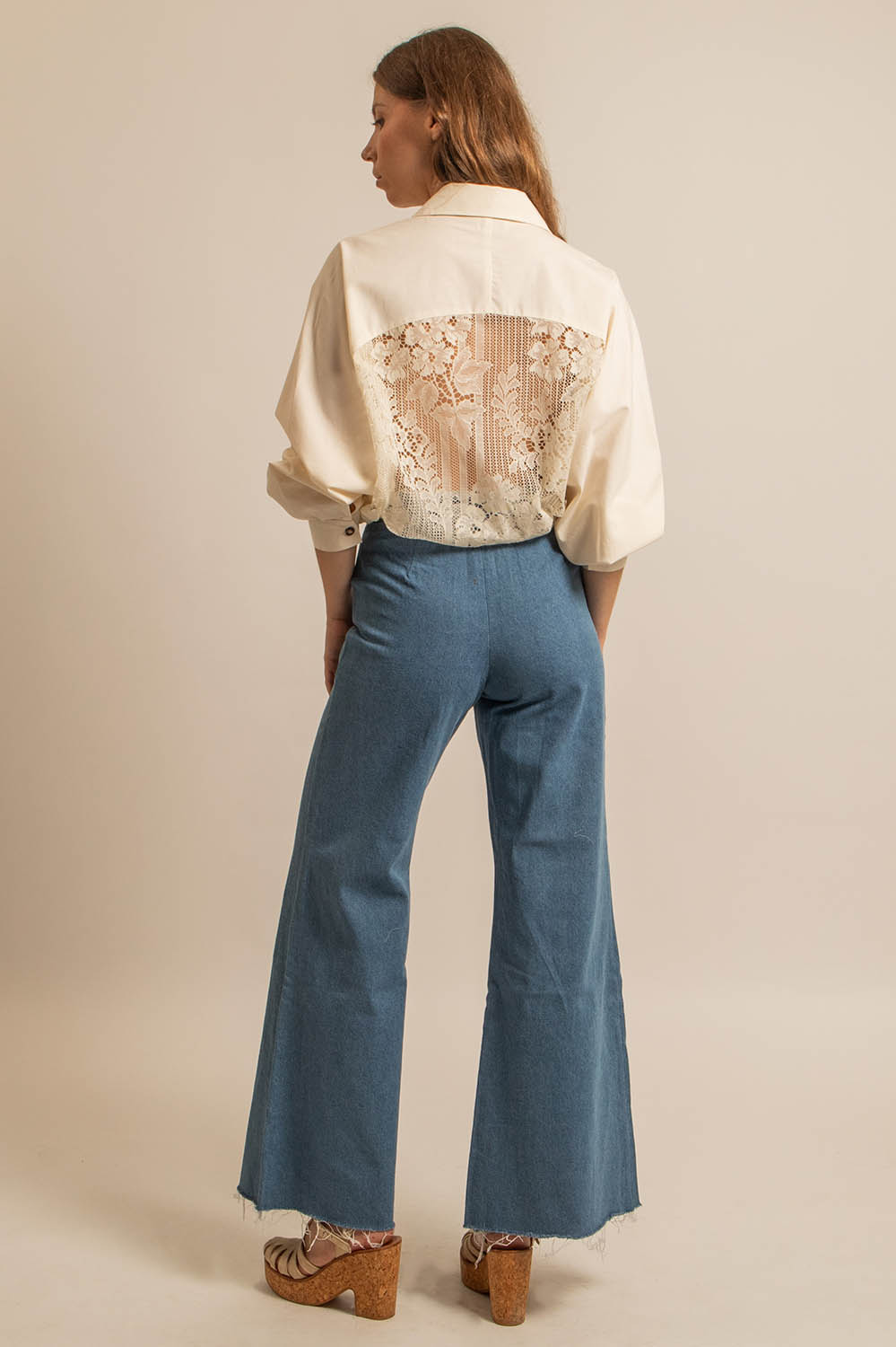 pantalon en denim bleu jeans taille haute coupe flare, fabriqué en France