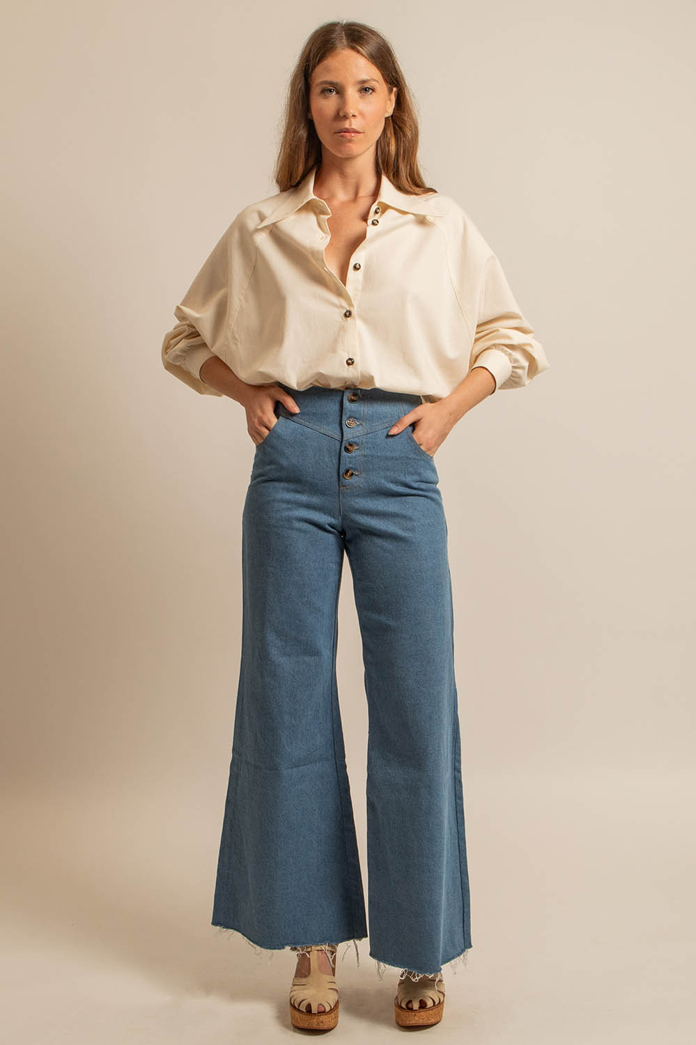 pantalon en denim bleu jeans taille haute coupe flare, fabriqué en France