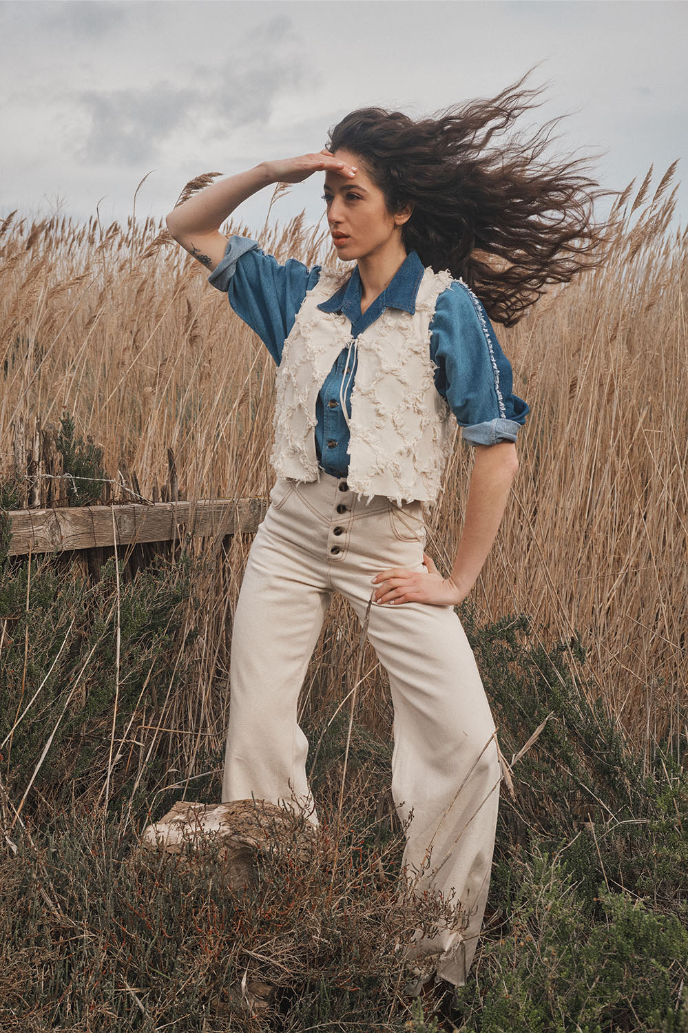 pantalon en denim écru taille haute coupe flare, fabriqué en France