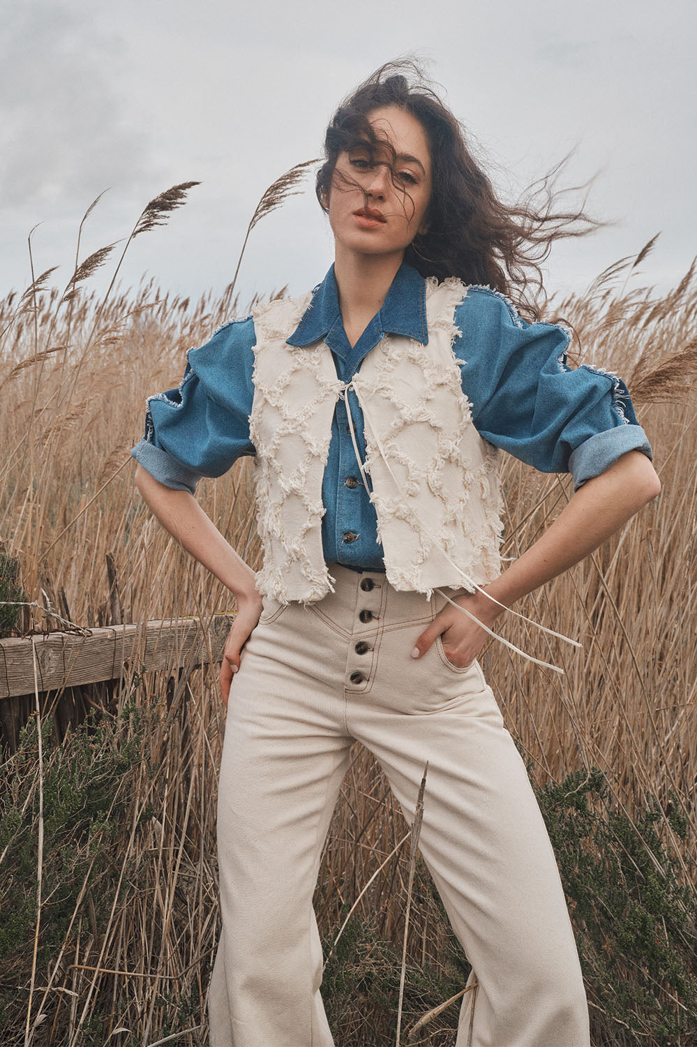 pantalon en denim écru taille haute coupe flare, fabriqué en France
