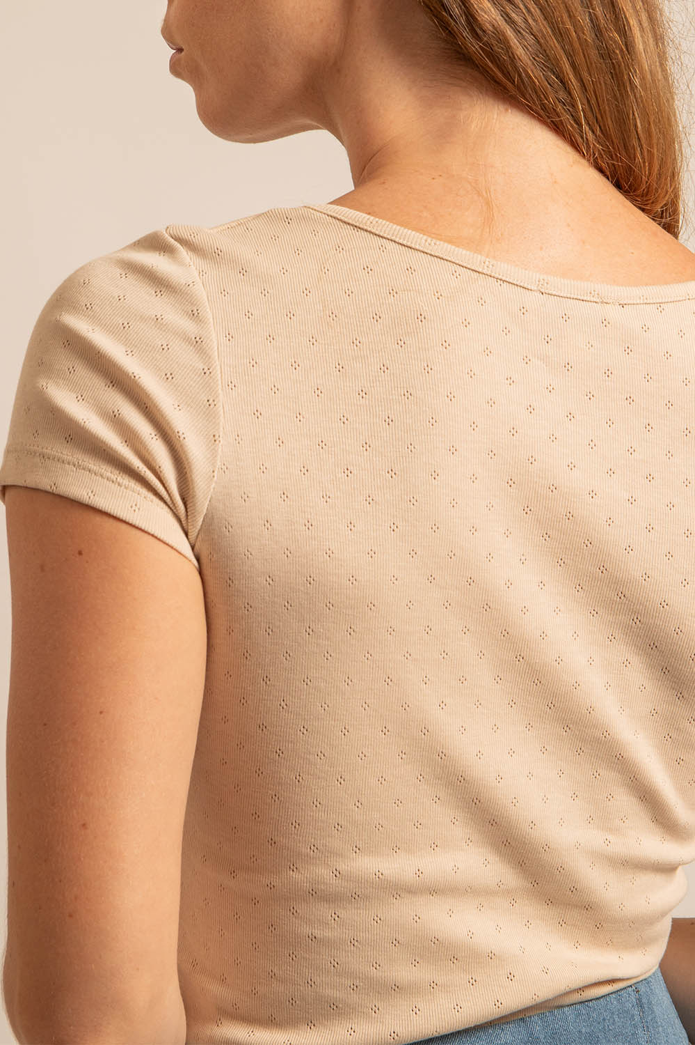 tee-shirt ajusté en coton maille ajourée crème, fabriqué en France