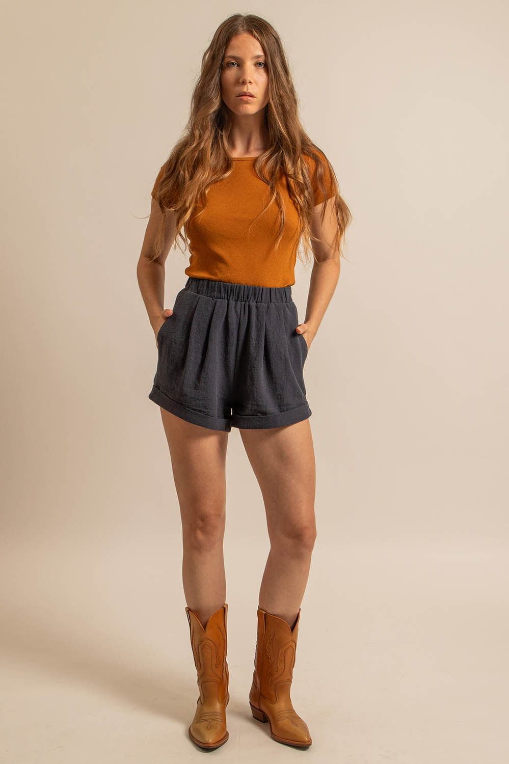 tee-shirt ajusté en coton maille ajourée caramel, fabriqué en France