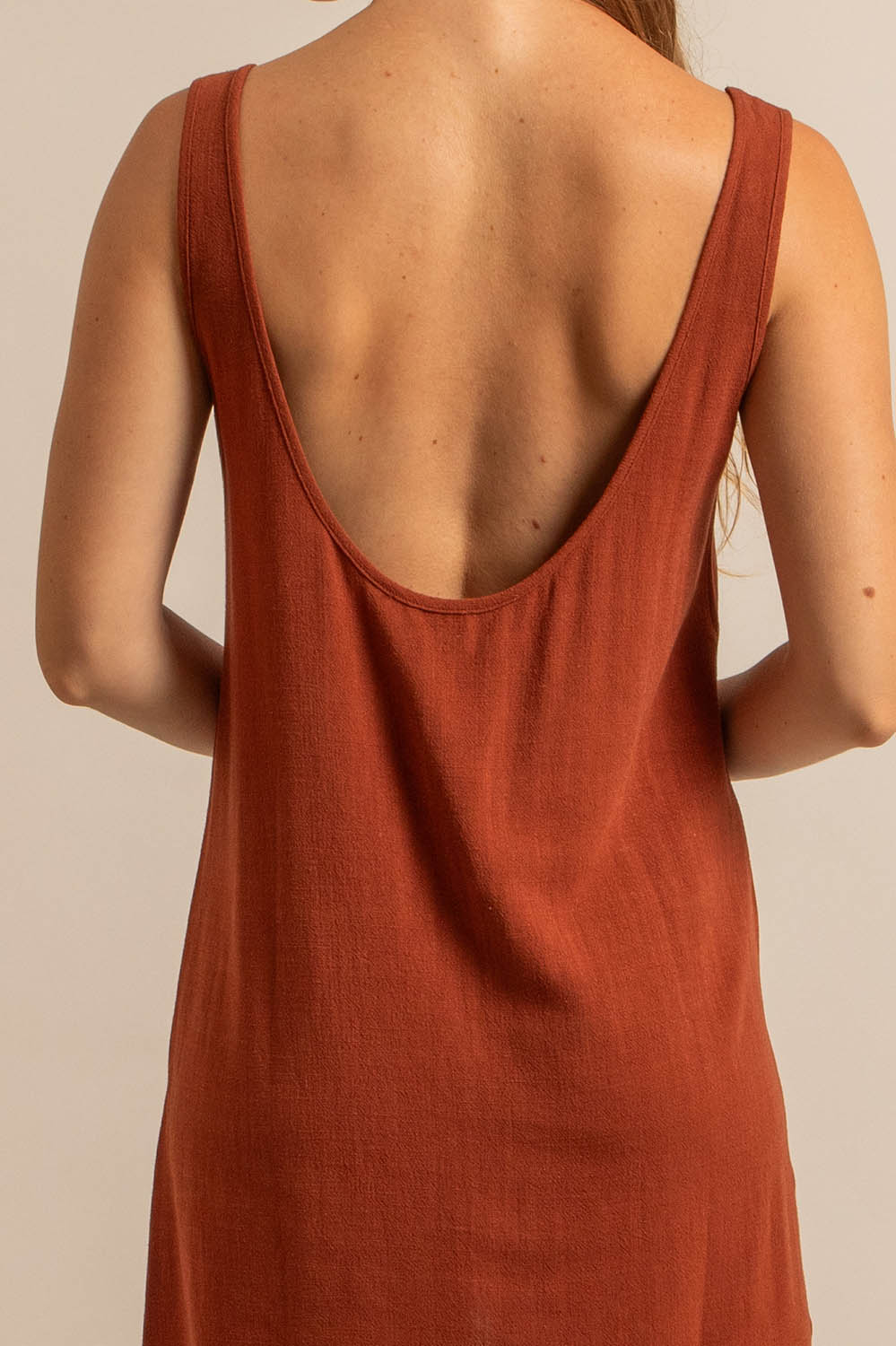 robe courte dos nu en lin et viscose tomette, fabriquée en France