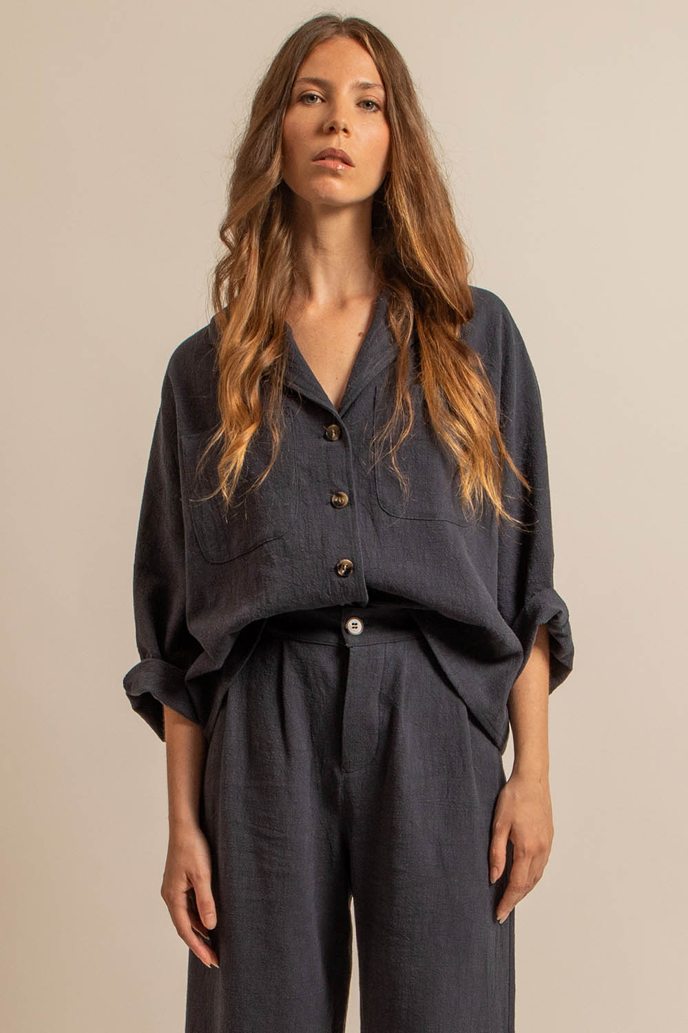 chemise oversize en toile de ramie bleu nuit, manches kimono, fabriquée en France