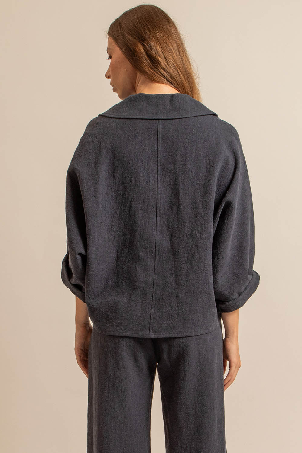 chemise oversize en toile de ramie bleu nuit, manches kimono, fabriquée en France