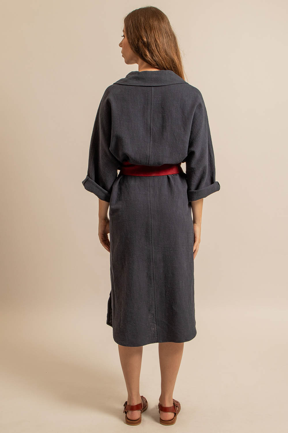 robe chemise courte en toile de ramie bleu nuit, coupe oversize, fabriquée en France