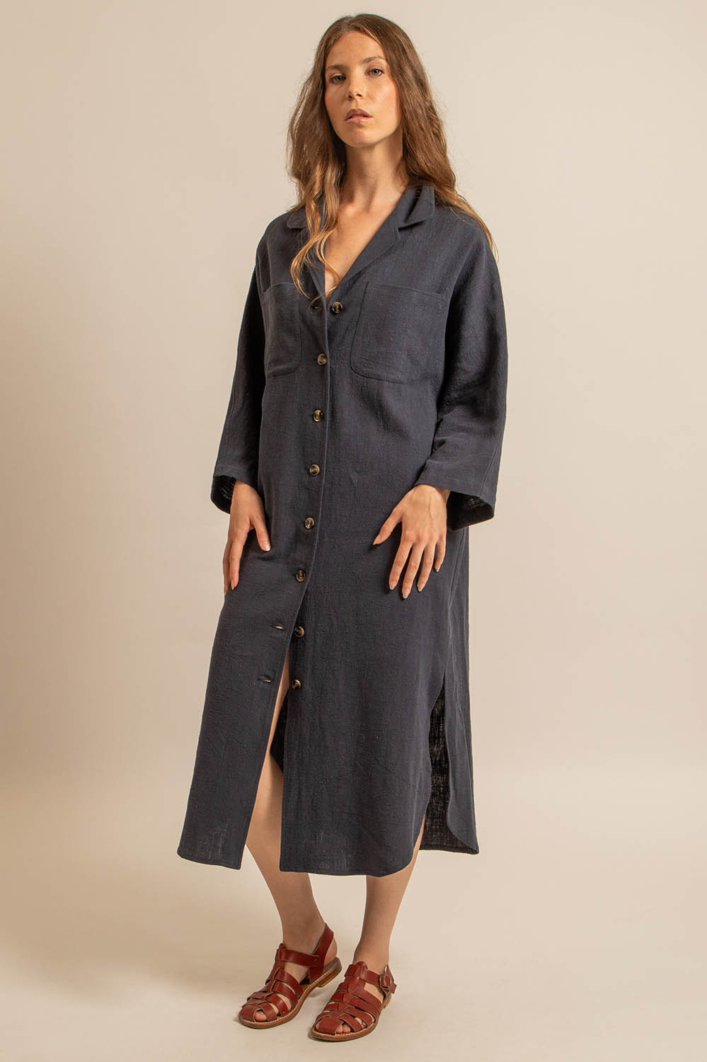 robe chemise courte en toile de ramie bleu nuit, coupe oversize, fabriquée en France