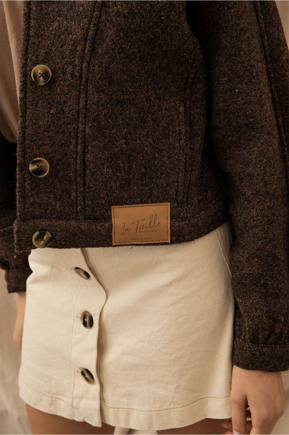 Détail du blouson Emilia marron chiné, boutons marbrés et matière texturée