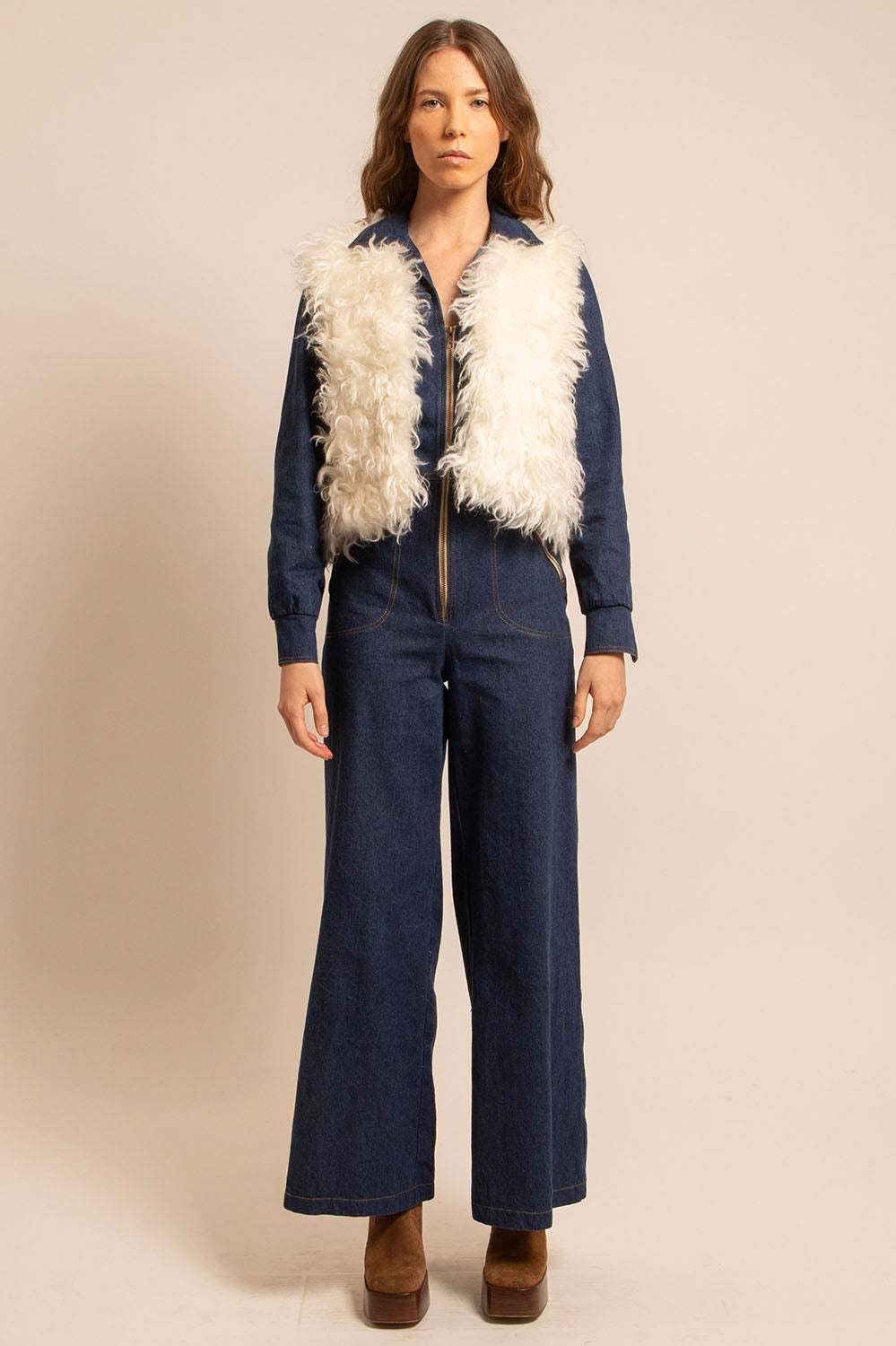 Gilet Janis porté côté mohair blanc bouclé sur combinaison Mila
