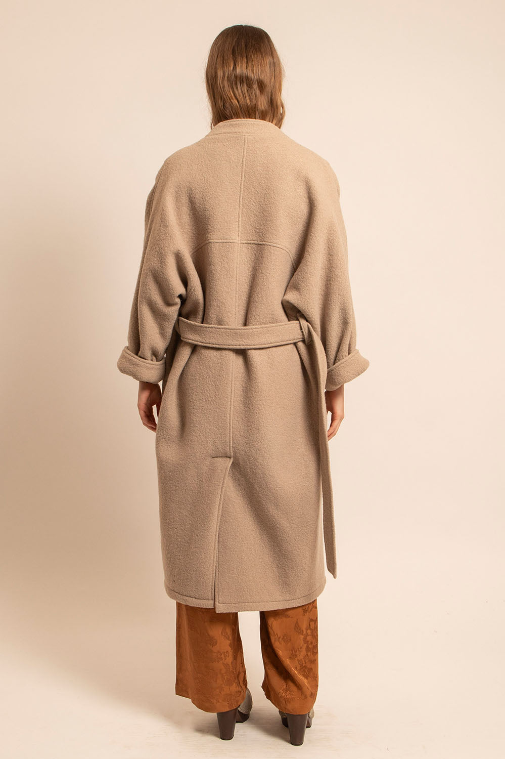 Vue dos du manteau Claudia beige avec ceinture et coutures structurantes