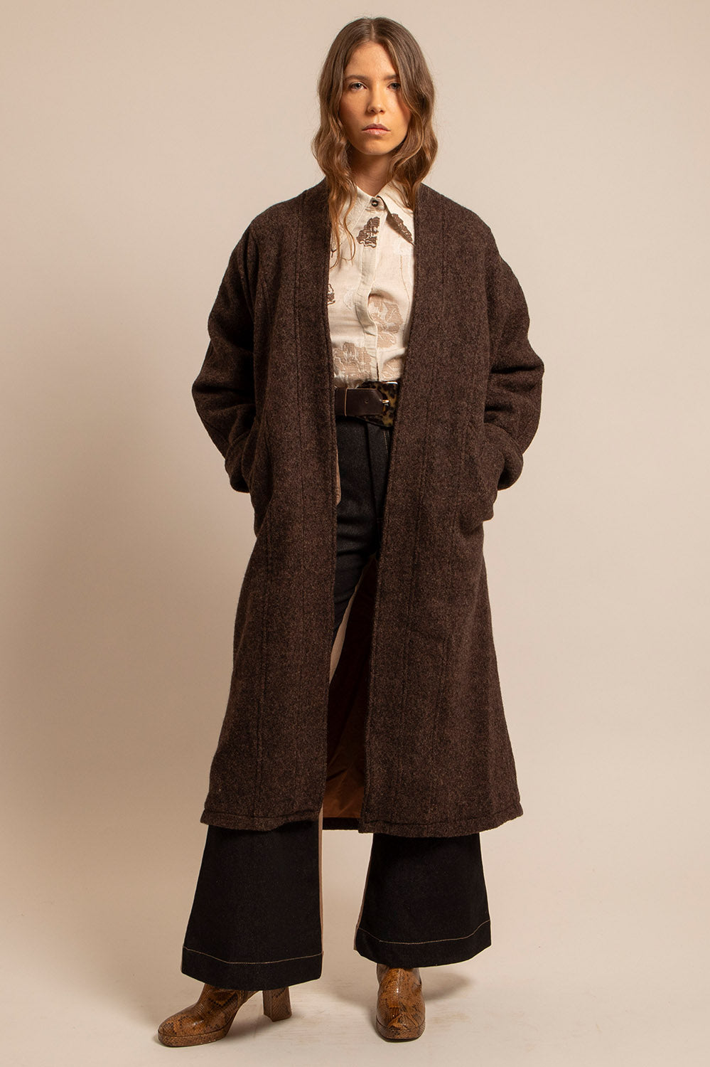Manteau Claudia marron chiné en laine porté ouvert, coupe oversize