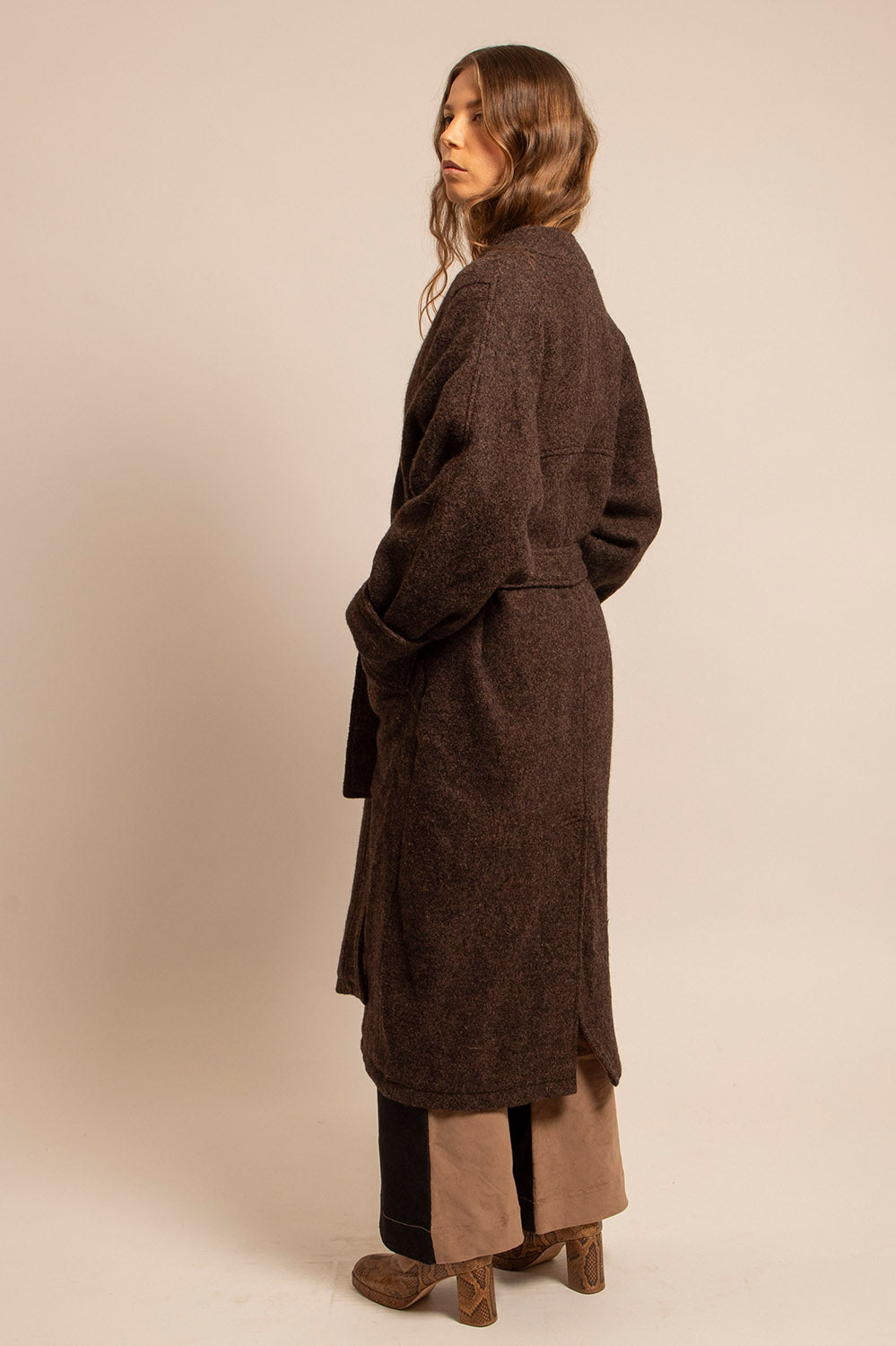 Vue de profil du manteau Claudia marron chiné en laine chaude