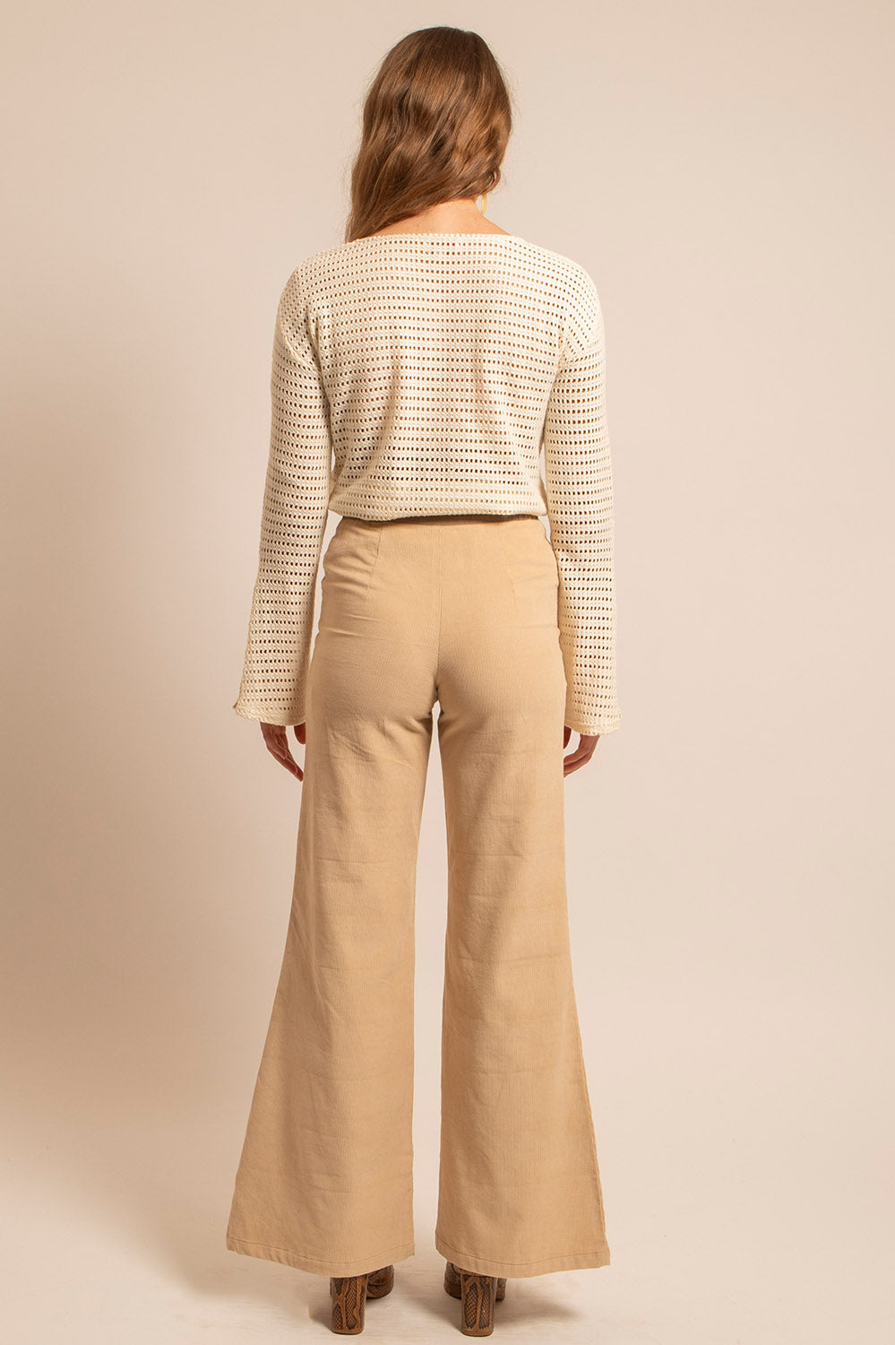 Vue dos du pantalon Luigi, coupe évasée et taille ajustée avec élastiques.