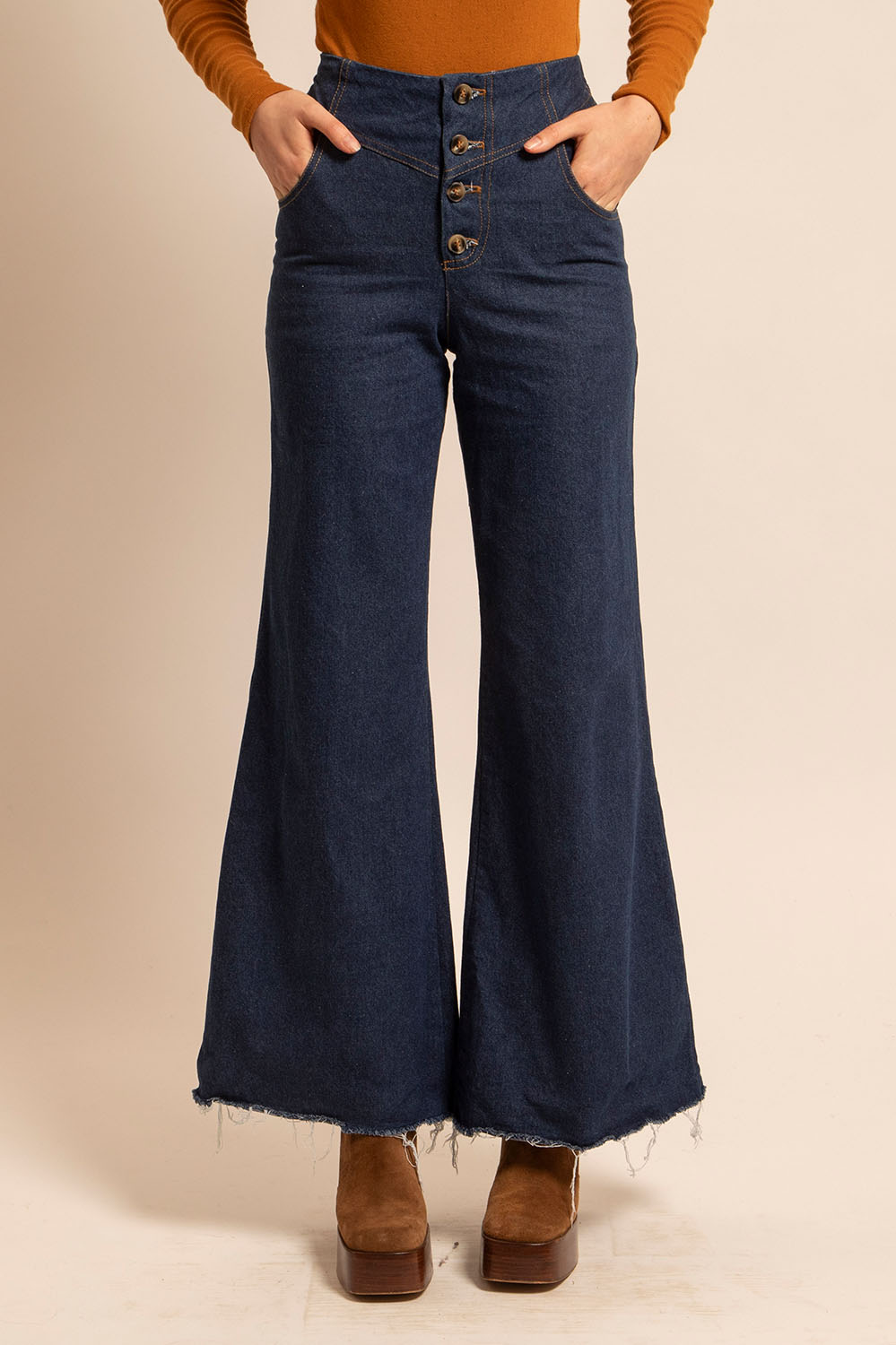 Zoom sur les boutons marbrés et surpiqûres contrastées du pantalon Maria