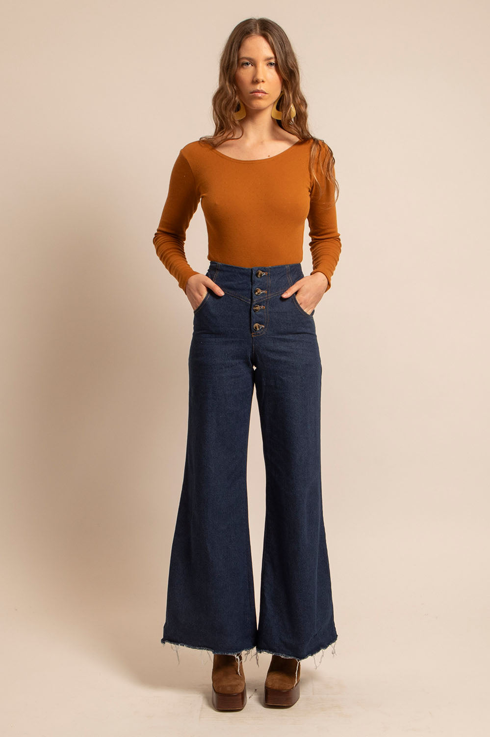 Pantalon Maria en denim brut porté avec body caramel – vue de face