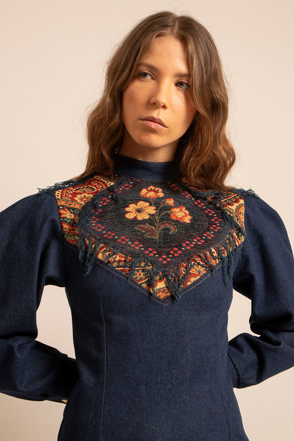 Zoom sur le plastron brodé à franges de la robe Indiana