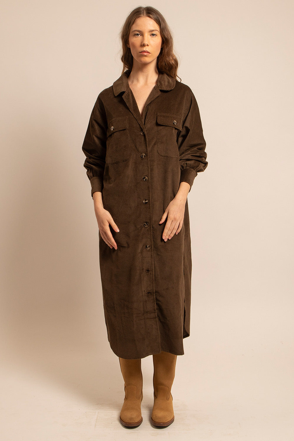 Robe oversize Suzie non ceinturée en velours côtelé moka, manches longues