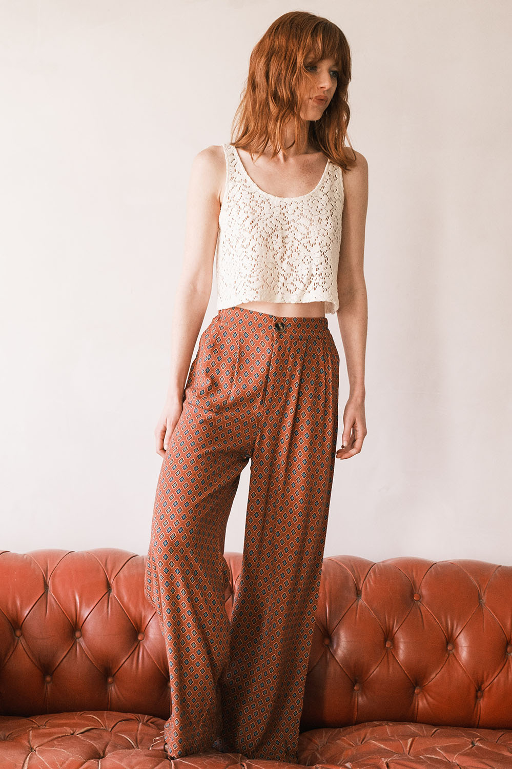 Pantalon Alba femme coupe fluide à motif Terre du Sud rouge foncé, taille haute, porté avec un top en crochet écru.