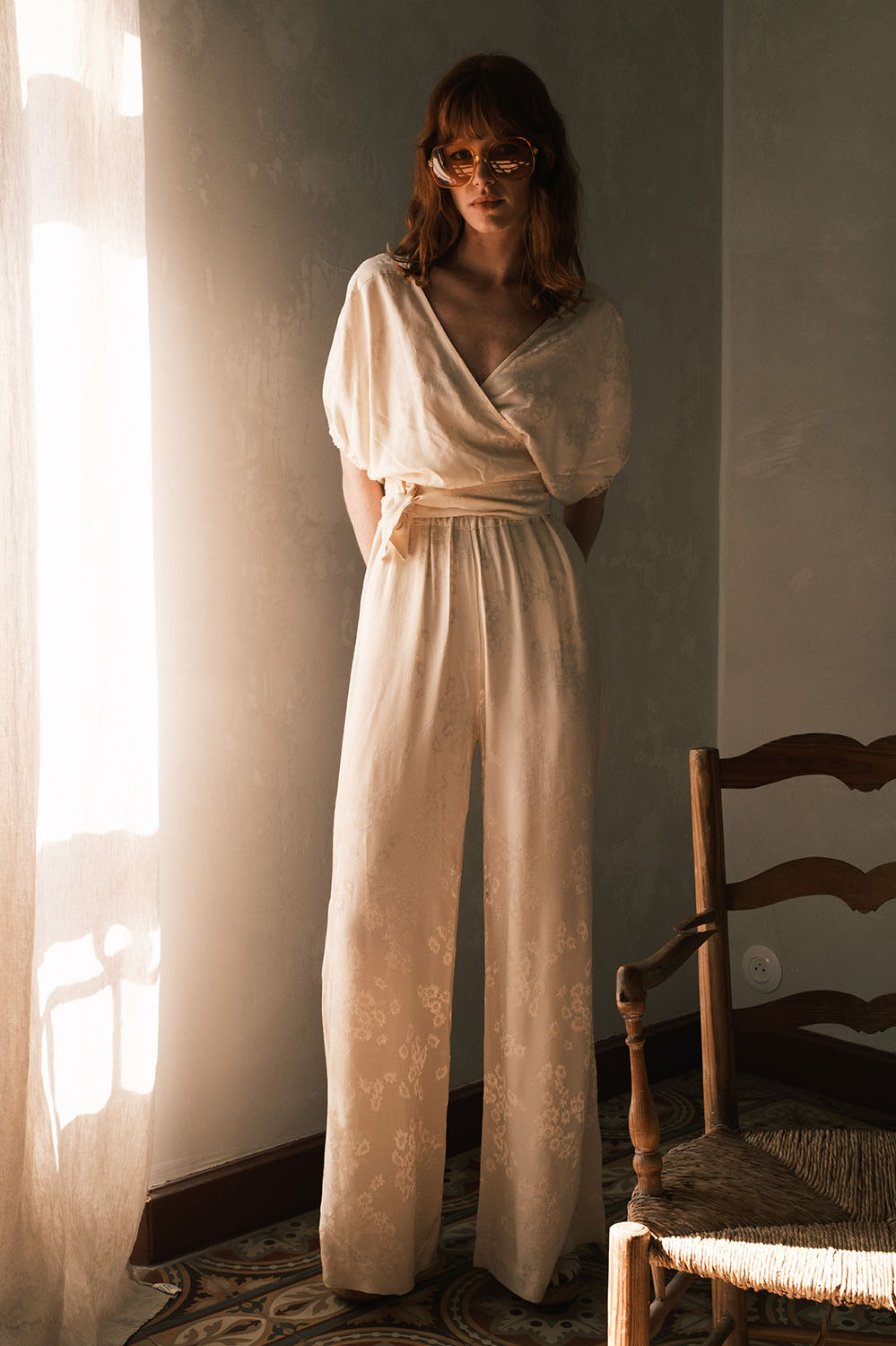 Silhouette élancée avec le pantalon Gaia crème à motif fleuri, taille haute élastiquée et tombé structuré.