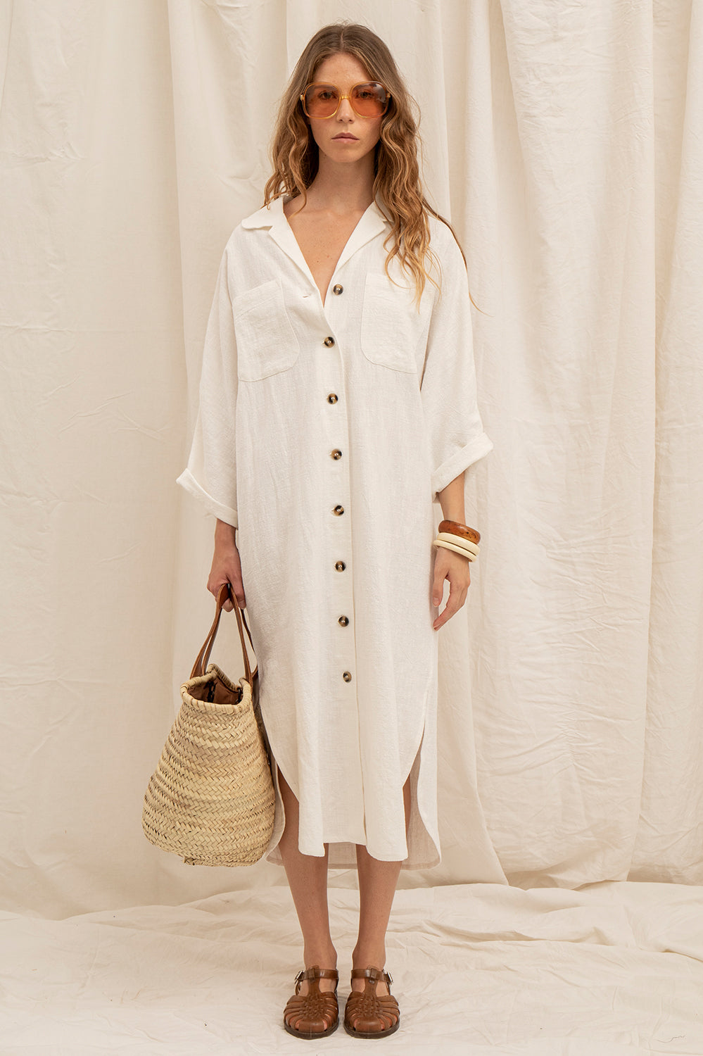 Robe Scarlett en coloris naturel – robe chemise longue avec manches 3/4 et poches poitrine.