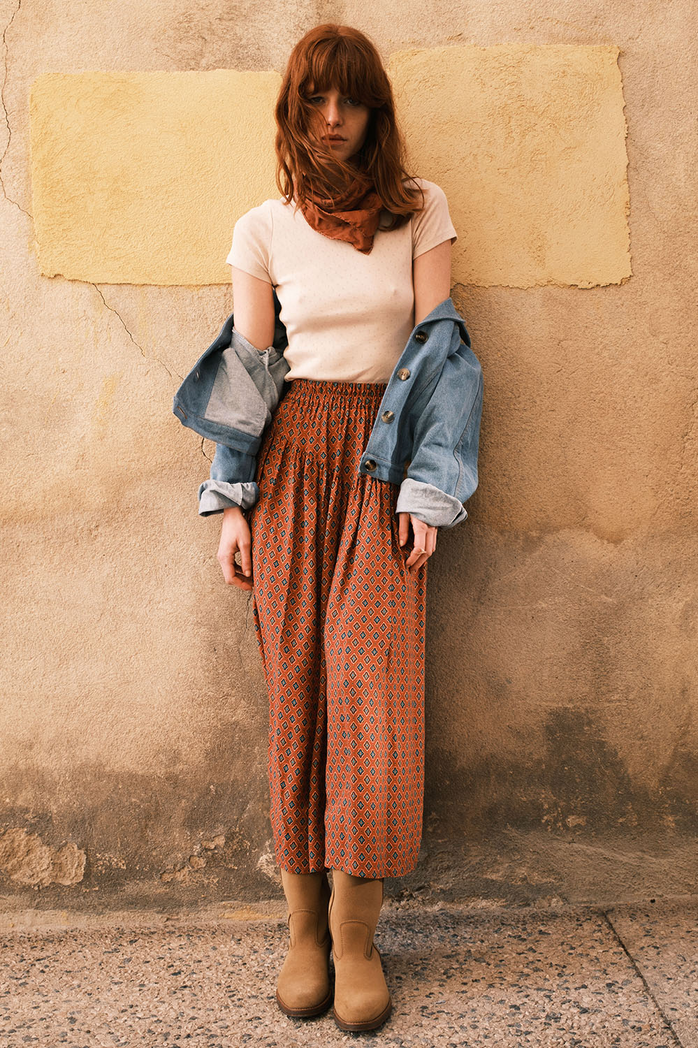 Look bohème avec le tee-shirt Martha crème et jupe fluide imprimée, collection La Treille.