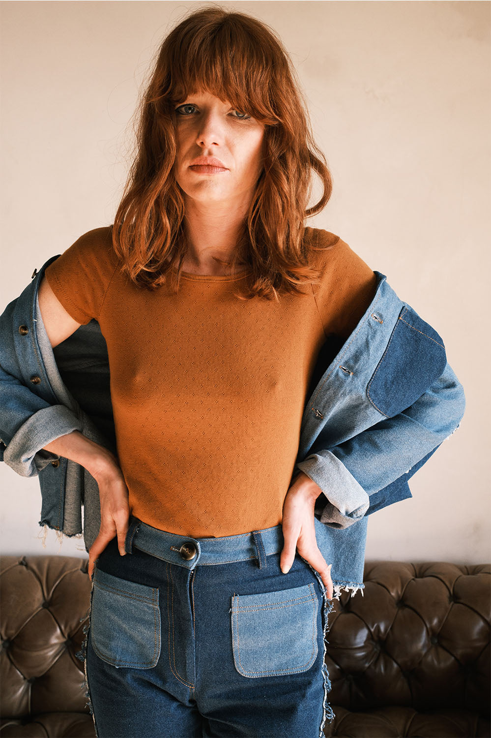 T-shirt tricot Martha caramel vu de face, coupe ajustée féminine en maille pointelle, La Treille maison ensoleillée.