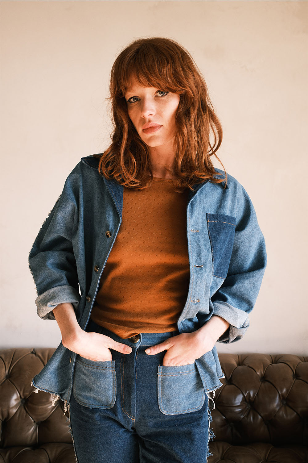 T-shirt caramel Martha porté avec un total look denim, ambiance vintage et audacieuse.
