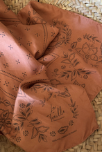 Load image into Gallery viewer, bandana en soie terracotta